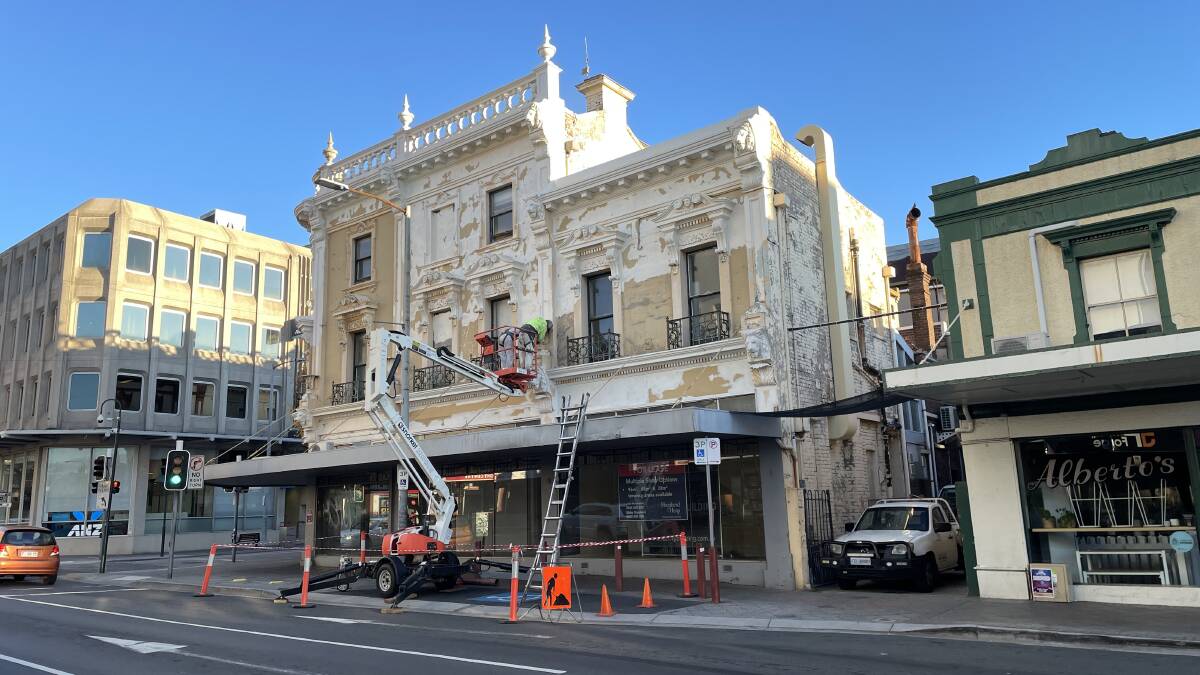 Repainting works on the corner of Brisbane and George streets. Picture by Phillip Biggs 
