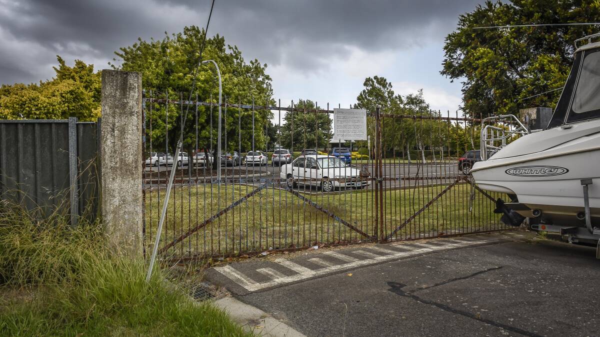 A gate at Newstead College that Oliver William Clark was attempting to clamber over when police caught up with him in April 2020
