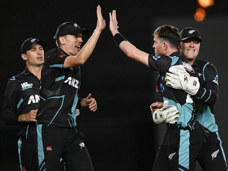 New Zealand's Adam Milne (second right) took the wicket of Australia's Steve Smith for four. (AP PHOTO)