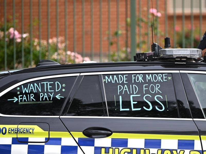 Victorian police officers have halted an industrial campaign after an agreement on shift hours. (Joel Carrett/AAP PHOTOS)