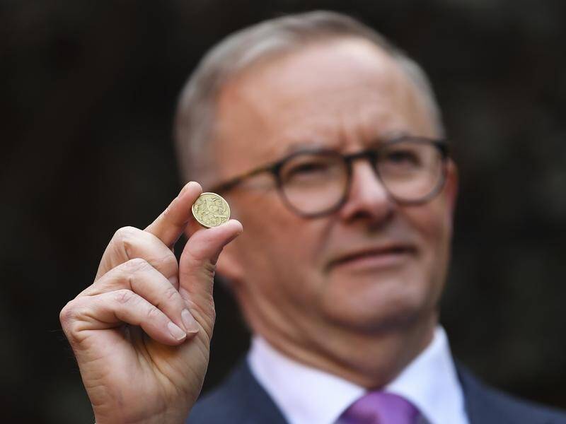 Prime Minister Anthony Albanese will get a 3.5 per cent pay rise, boosting his salary to $607,520. (Lukas Coch/AAP PHOTOS)